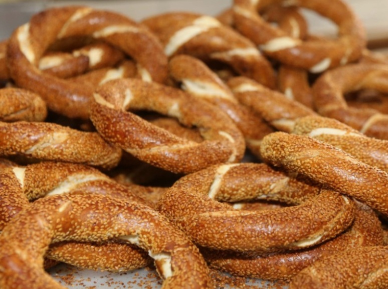 Simit Yanına Ne Gider?