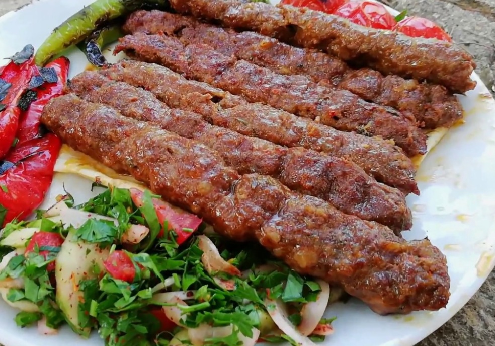Adana Kebabın Yanına Ne Gider?