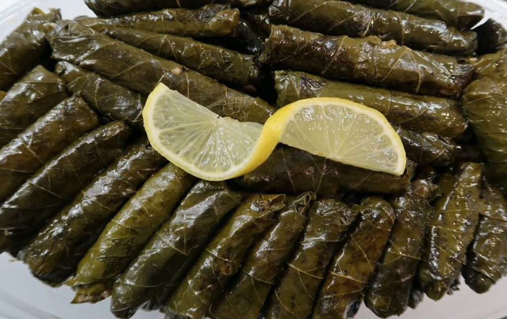 Yaprak Sarmanın Yanına Ne Gider?